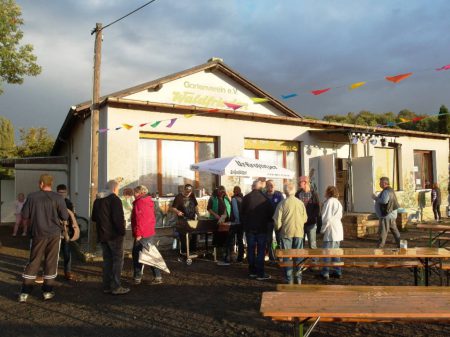 SLK-Foto: Andrang am Grillstand bei deftiger Bratwurst und Co.