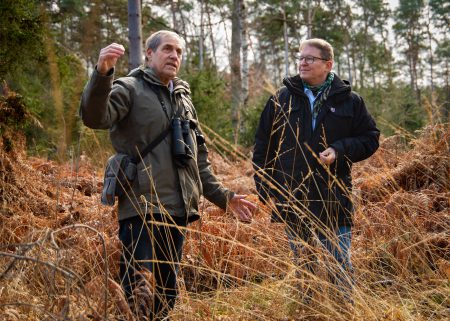 Matthias Schrack, Leiter der NABU-Fachgruppe Großdittmannsdorf, mit NABU-Präsident Jörg-Andreas Krüger in den Waldmooren