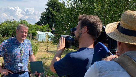 Thomas Kleinworth im Interview mit dem MDR in der Kleingartenanlage „Gartenidyll“ in Schönebeck, Sachsen-Anhalt
Foto: Sandra von Rekowski