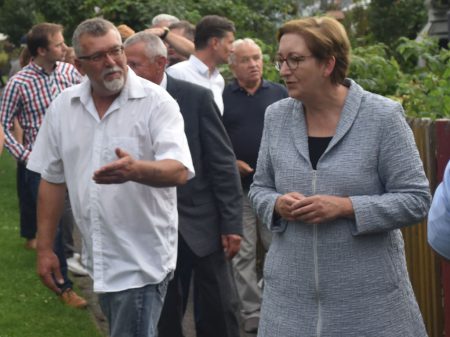 Holger Große, Vorsitzender des KGV "Kultur" e.V., führt Bundesbauministerin Klara Geywitz durch die Kleingartenanlage. Foto: SLK