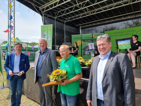 V.l.n.r: Heiko Rosental, Bürgermeister für Umwelt, Ordnung Sport; Ralf Dirk Eckhardt, Verbandsvorsitzender des Kreisverbandes Leipzig der Kleingärtner Westsachsen e.V.; Peter Kanis, Vorsitzender des Vereins der Kleingärtner "Am Kärrnerweg" e.V. und Robby Müller, Verbandsvorsitzender des Stadtverbandes Leipzig der Kleingärtner e.V. - Foto: SLK