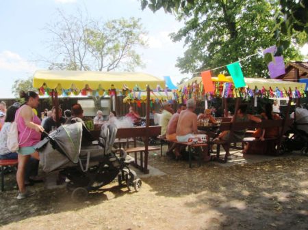 SLK-Foto: Groß und Klein gemeinsam auf der großen Vereinswiese im "Trommelholz" / Besuchen Sie auch unsere Fotogalerie / Kinder- und Sommerfeste in Leipziger KGV 2019