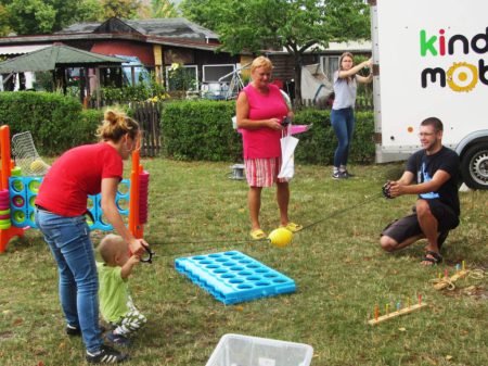 SLK-Foto:Der kleine Matz beweist, was er schon alles kann / / Besuchen Sie auch unsere Fotogalerie / Kinder- und Sommerfeste in Leipziger KGV 2019